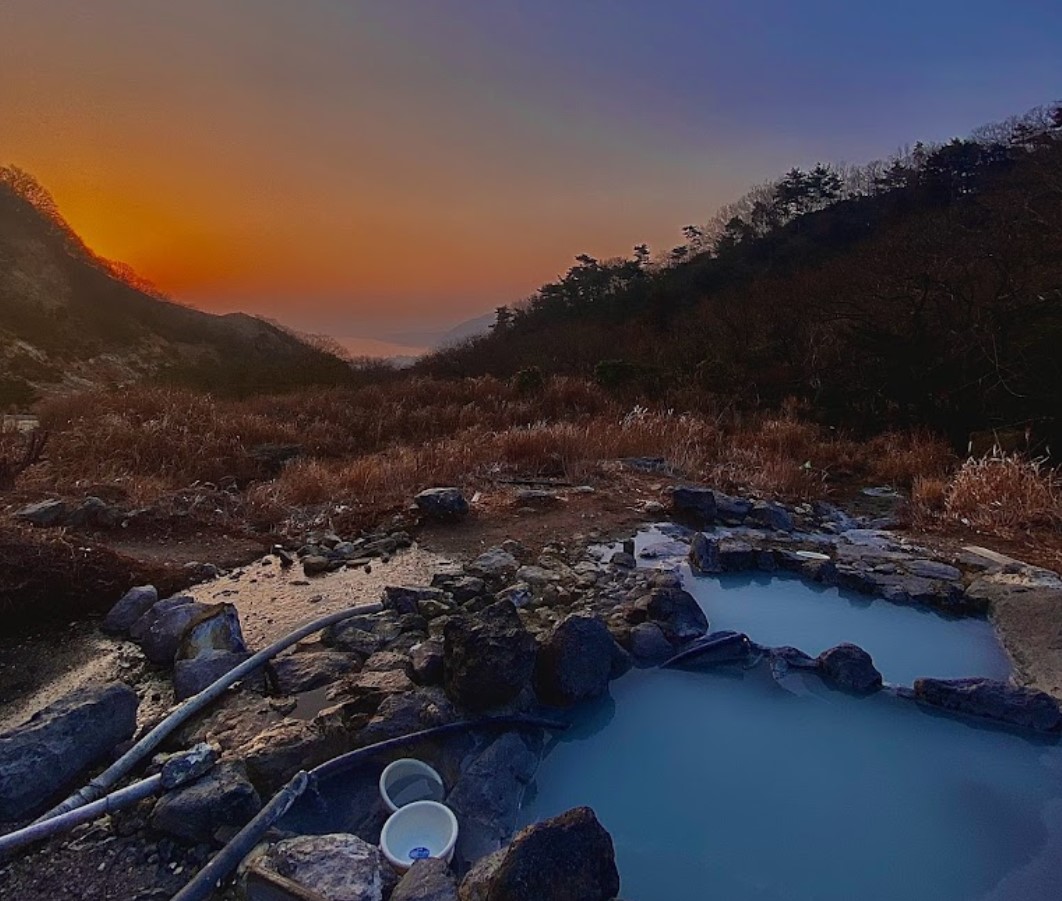 【鍋山の湯】(大分県の水場)別府市鶴見 別府三秘湯のひとつ 山あいから別府湾を望む 温泉卵もできるという白濁野湯・露天風呂 - Sumai湧水