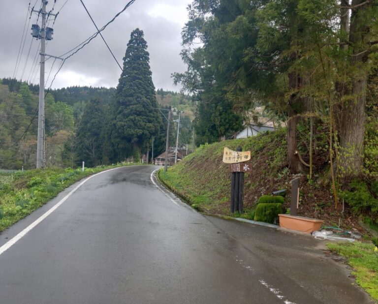 【市郎右衛門 新田湧水】(山形県の湧水)東田川郡庄内町立谷沢 昔から欠かす事ができない生活用水だった 虚空蔵岳の裾より湧き出る水 - Sumai湧水